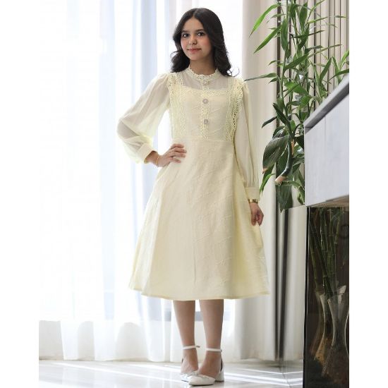 صورة فستان بناتي ليموني بنقوش وكلفة بيضاء وأكمام شفافة - kj2100